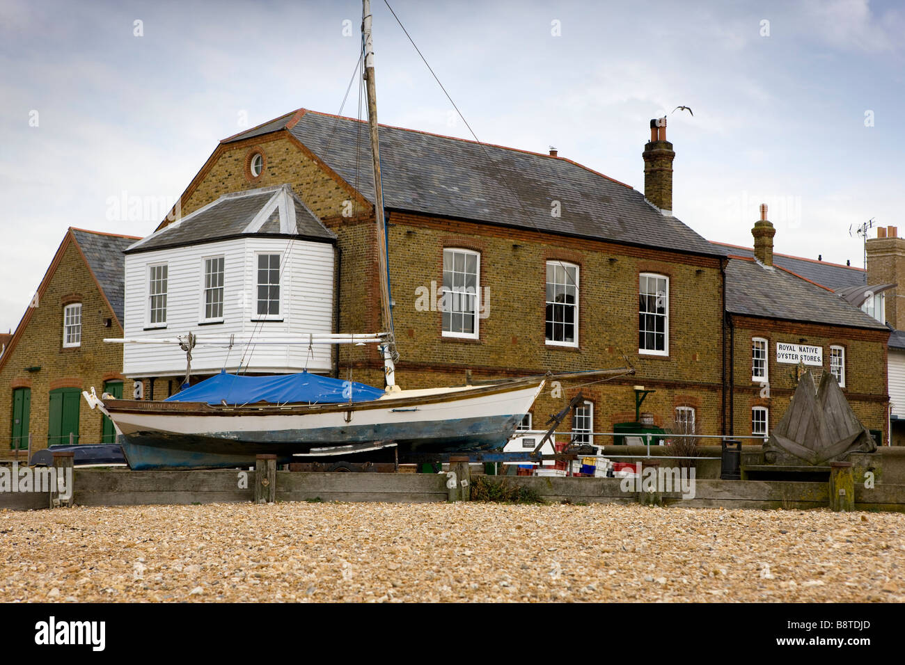 Royal Native Oyster Läden mit einem Segel Boot am Strand Whitstable Kent uk Stockfoto