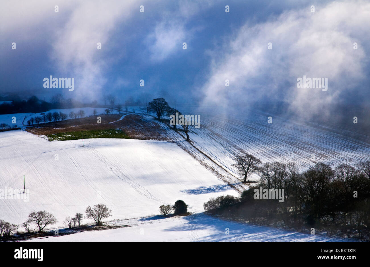 Ein schneereicher Winter Landschaftsansicht oder Szene aus Martinsell Hügel mit Blick über Pewsey Vale Wiltshire England UK Stockfoto