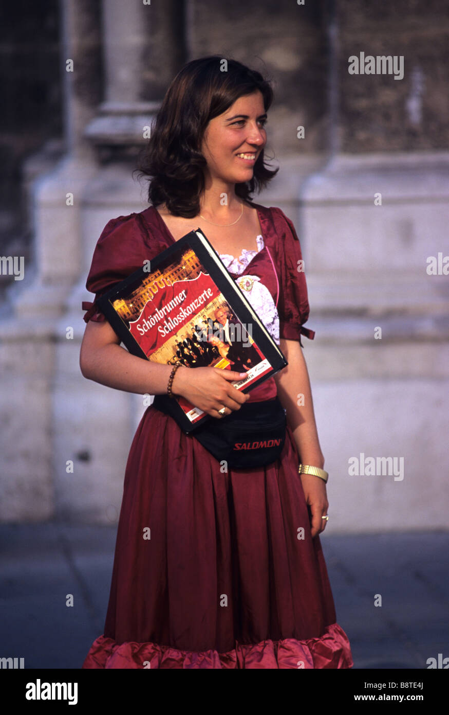 Wiener österreichische Mädchen außerhalb der Wiener Oper verkaufen Tickets, Wien, Österreich Stockfoto