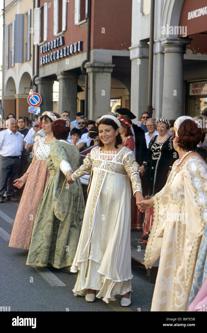 Frauen in historischen Kostümen historischer Festzug des Festes der St. Nicola Castelfranco Emilia Modena Italien Stockfoto