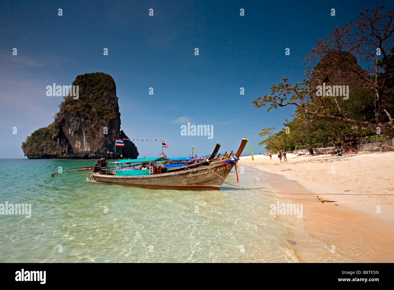 Phra Nang Beach: Longtail-Boot mit Rock Stockfoto