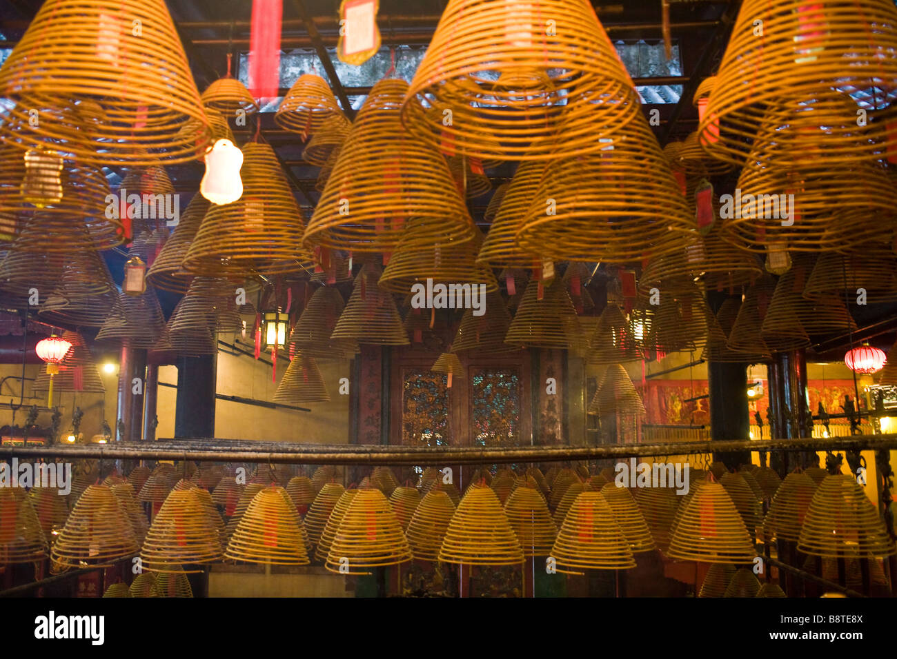 Weihrauch-folgen in einem buddhistischen Tempel in Hong Kong, China. Stockfoto