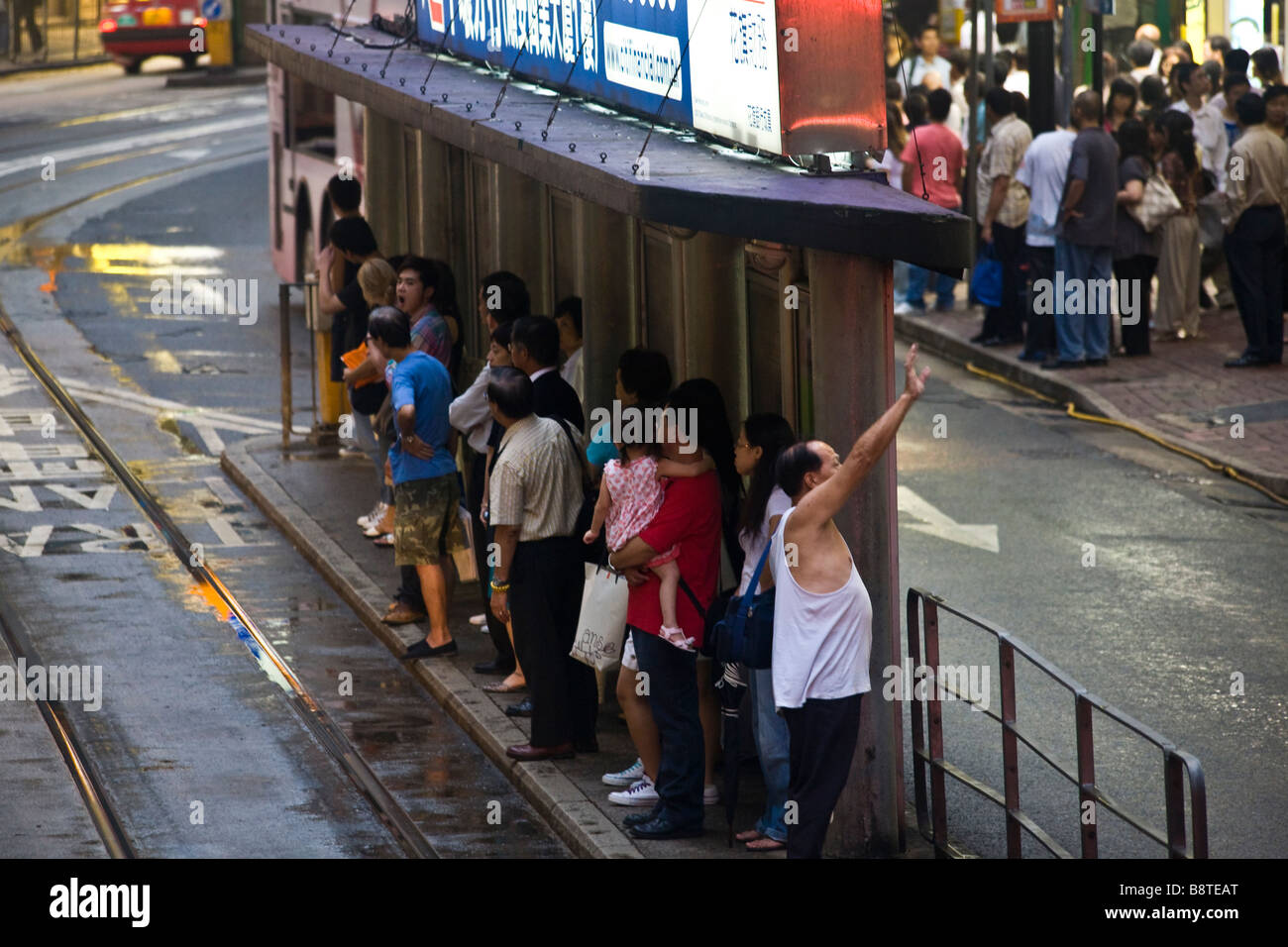 Menschen auf eine Straßenbahn Haltestelle Central, Hongkong. Stockfoto