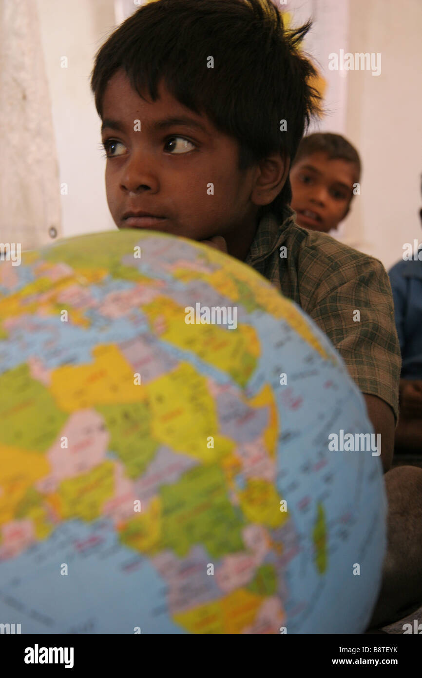 Kleiner Junge Studien in der Klasse in Thar-Wüste, Rajasthan, Indien Stockfoto