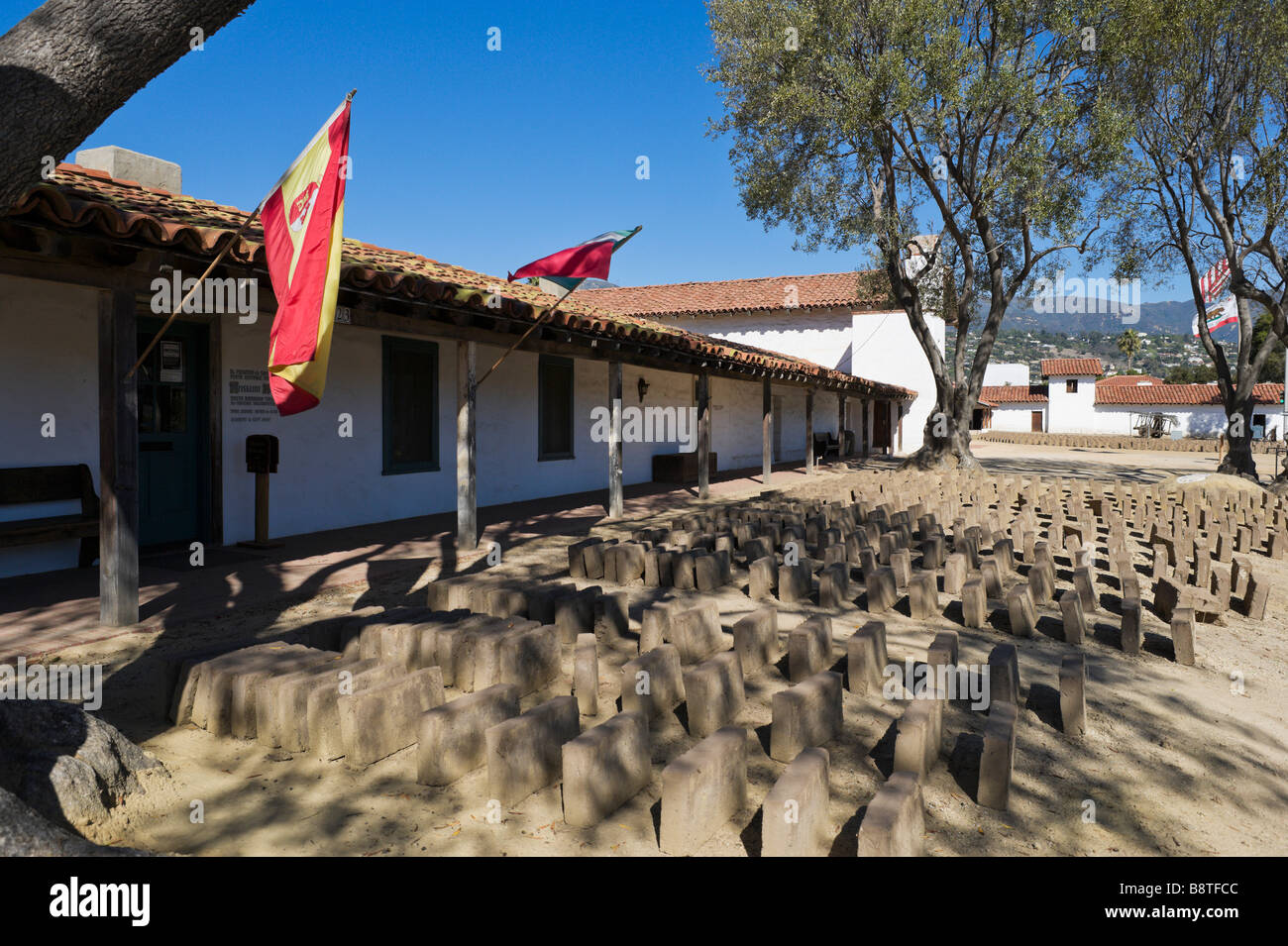 Frisch zubereitete Lehmziegeln (für den laufenden Wiederaufbau) trocknen in der Sonne vor dem Presidio, Santa Barbara, Kalifornien Stockfoto