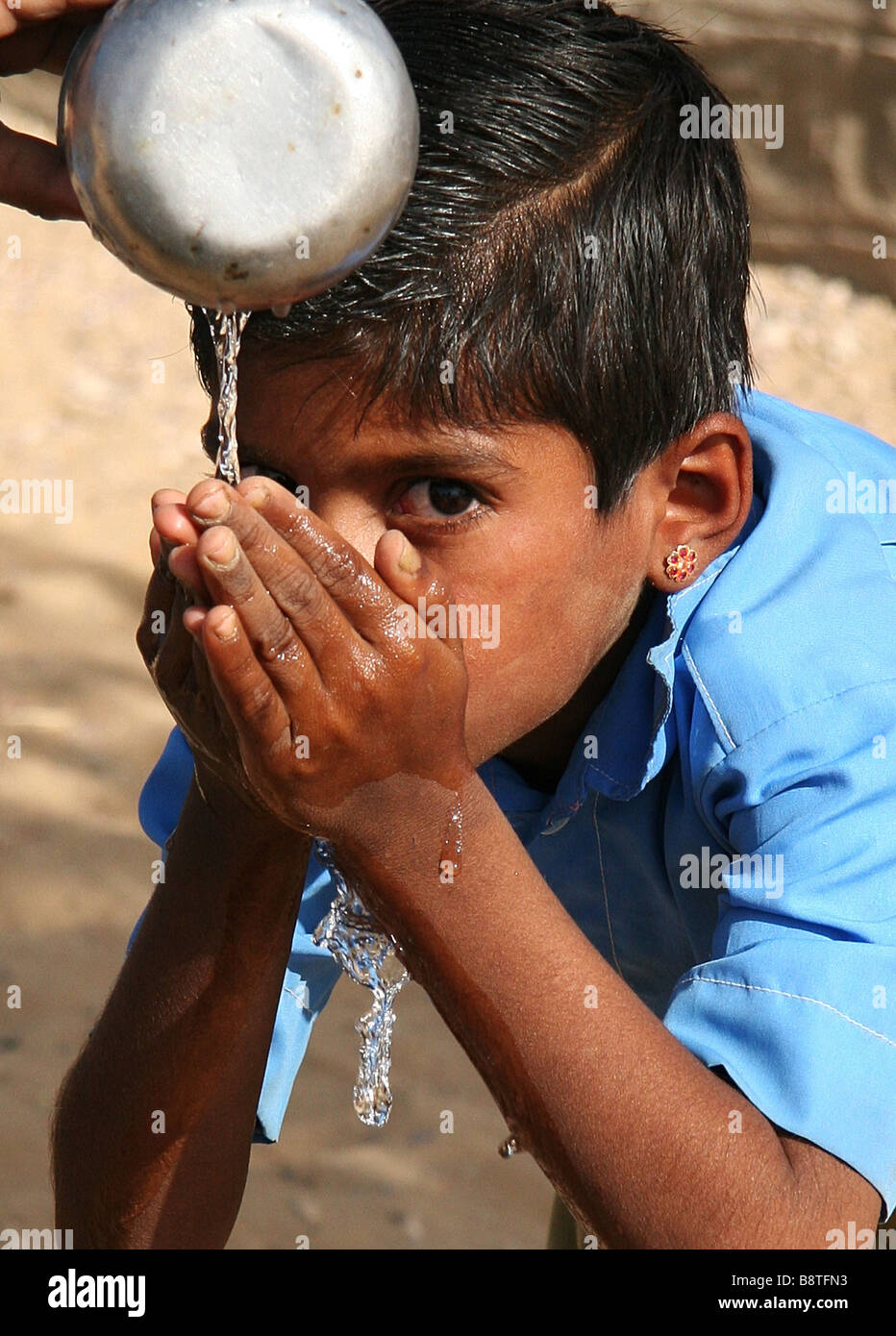 Schuljunge trinkt in Thar-Wüste, Rajasthan, Indien Stockfoto