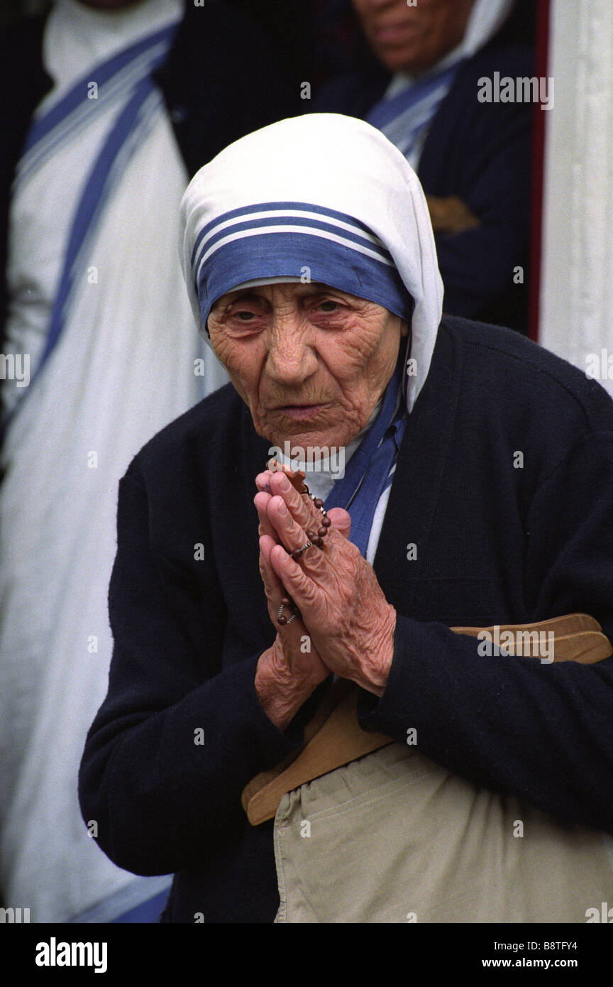Mutter Teresa von Kalkutta betend Bild von DAVID BAGNALL Stockfoto
