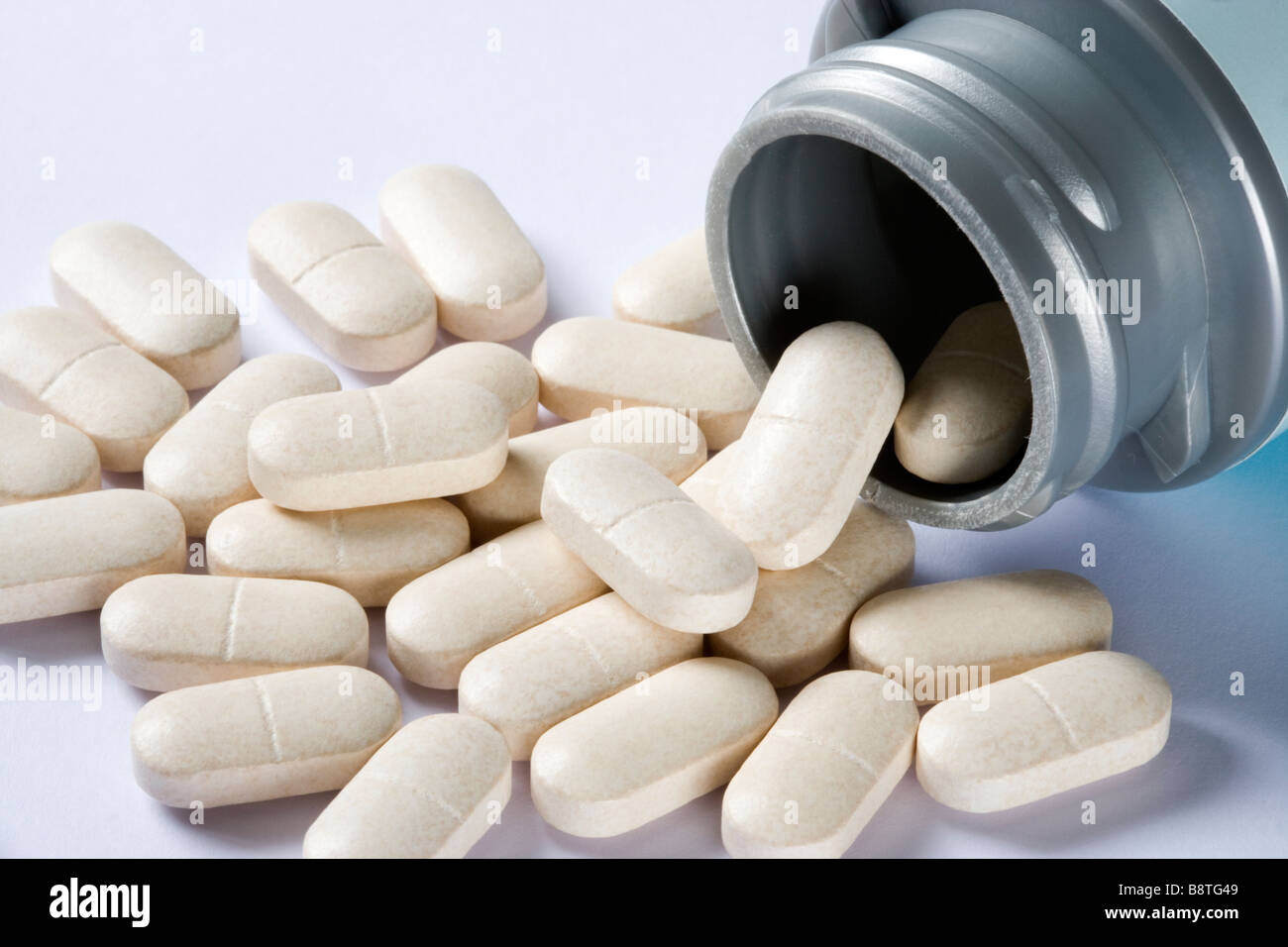 Nahrungsergänzungsmittel Tabletten (Glucosamin Sulfat) verschütten aus Flasche Stockfoto