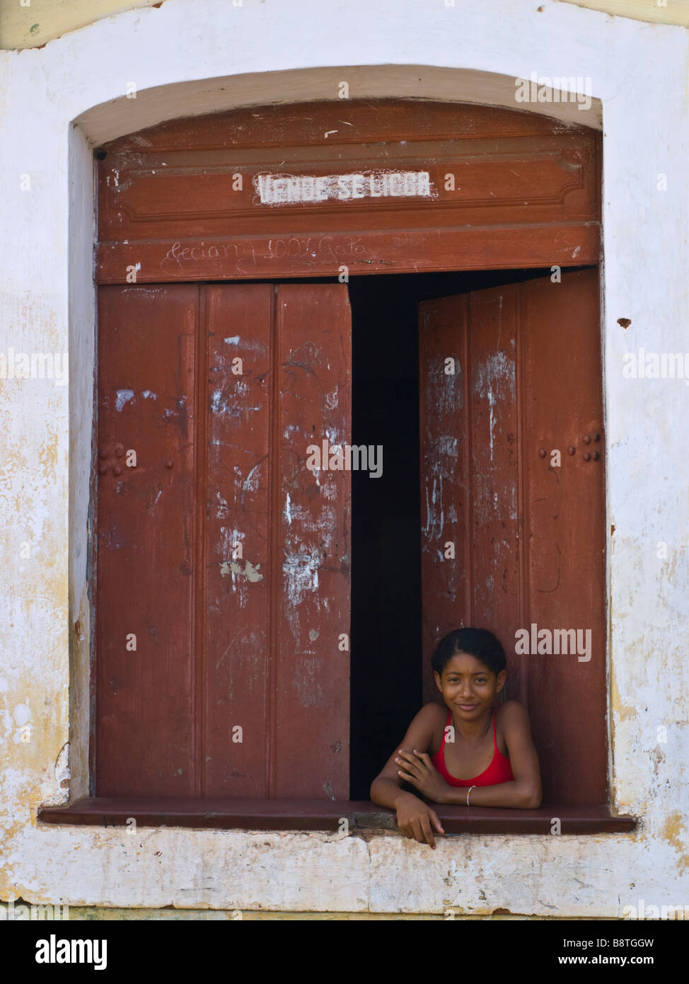 Einheimisches Mädchen an ihr Fenster in die historische Stadt von Alcântara, Bundesstaat Maranhão, Nordosten Brasiliens. Stockfoto