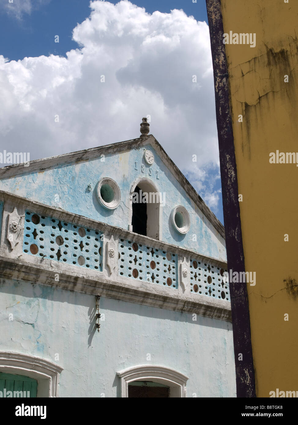 Verfallende pastellfarbenen Häusern im Kolonialstil in São Luis, UNESCO-Weltkulturerbe, Bundesstaat Maranhão, Brasilien. Stockfoto