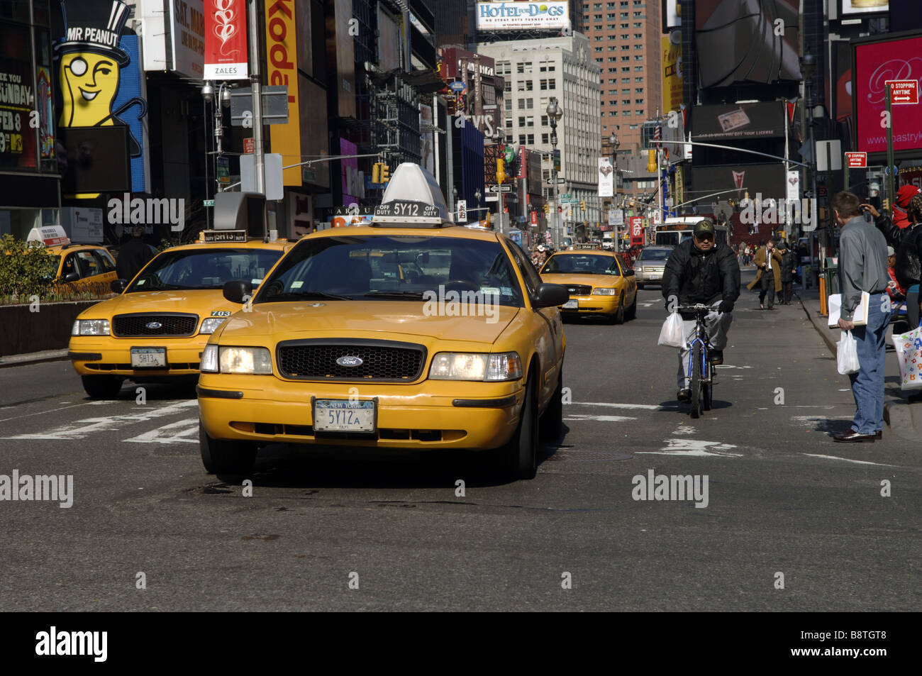 Verkehr ist gesehen reisen hinunter Broadway am Times Square in New York Stockfoto