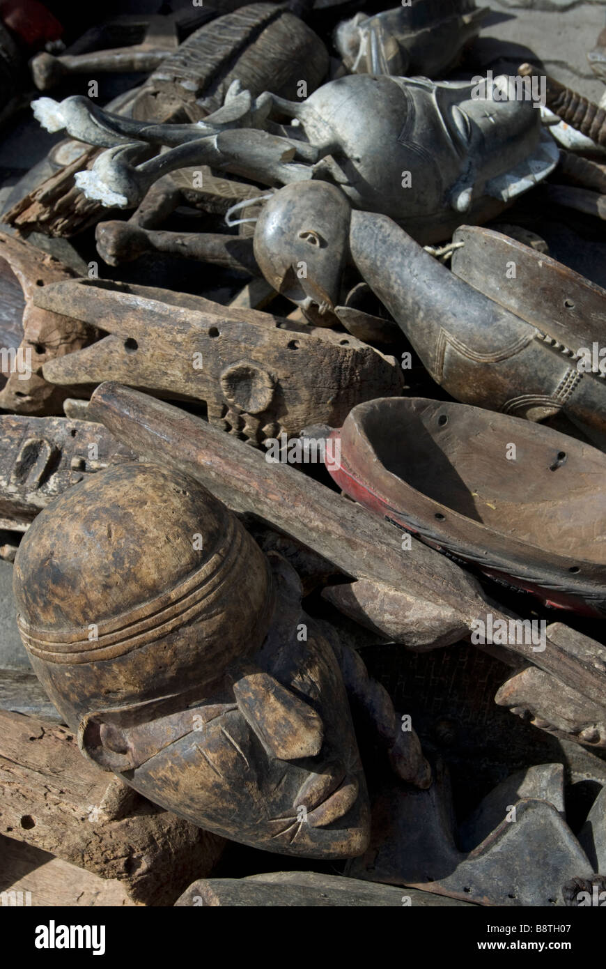 Haufen von Afrikanern Holzmasken in Kermel Dakar Markt Stockfoto