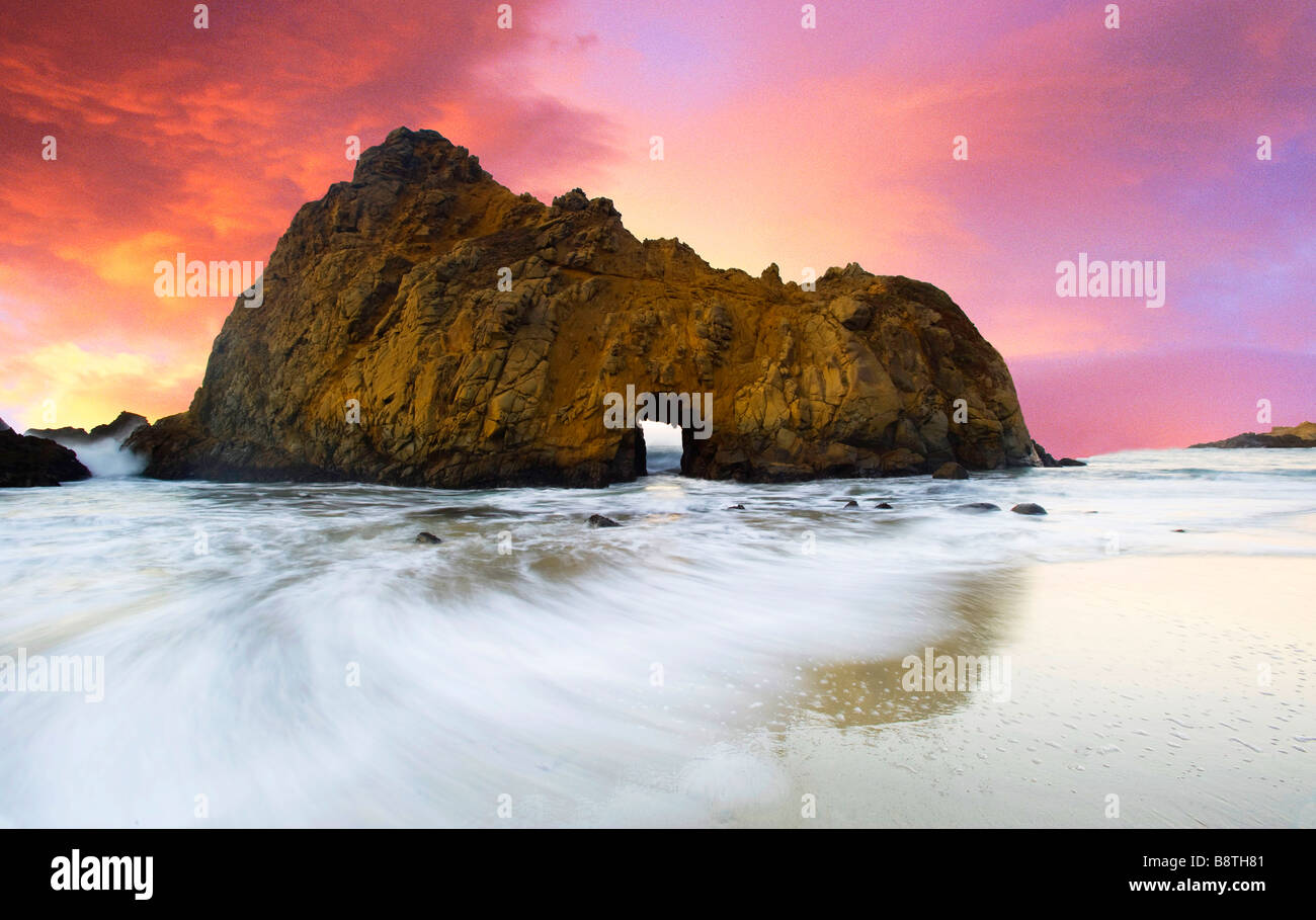 Meer Arch im Julia Pfeiffer Beach, Big Sur, Kalifornien Stockfoto