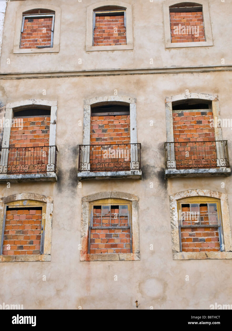 Fassade eines verlassenen Hauses mit Ziegel blockiert Windows in São Luis, Bundesstaat Maranhão, Brasilien. Stockfoto