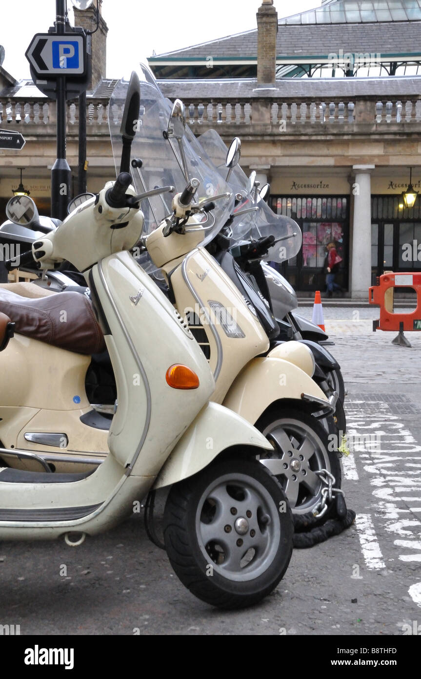 Reihe von Rollern, Covent Garden, London, England. Stockfoto