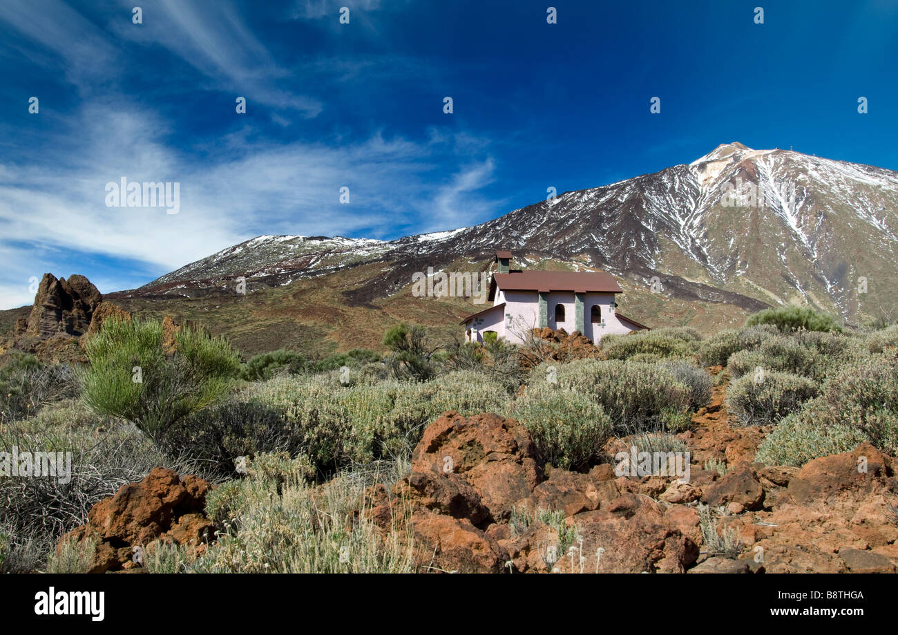 Einsiedelei Ermita de Las Nieves mit Schnee bedeckt den Teide hinter Teide Nationalpark Teneriffa Kanaren Spanien Stockfoto