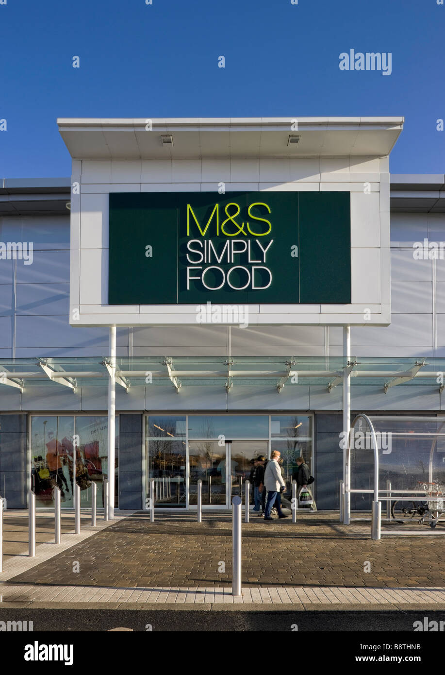 Marks und Spencer Lebensmittel Lagerung bei Maybird Retail Park Stratford-upon-Avon Stockfoto