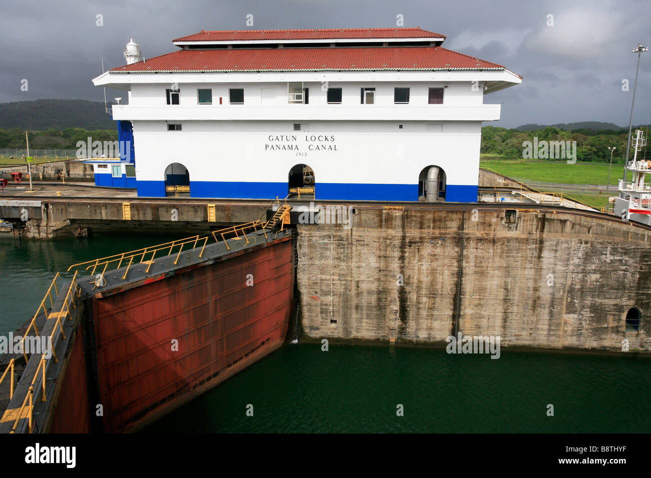 Der Panama Canal Locks (Spanisch: Esclusas del Canal de Panamá) sind ein Lock System, dass die Aufzüge ein Schiff bis 85 Fuß (26 m.) Auf der Höhe. Galun. Stockfoto