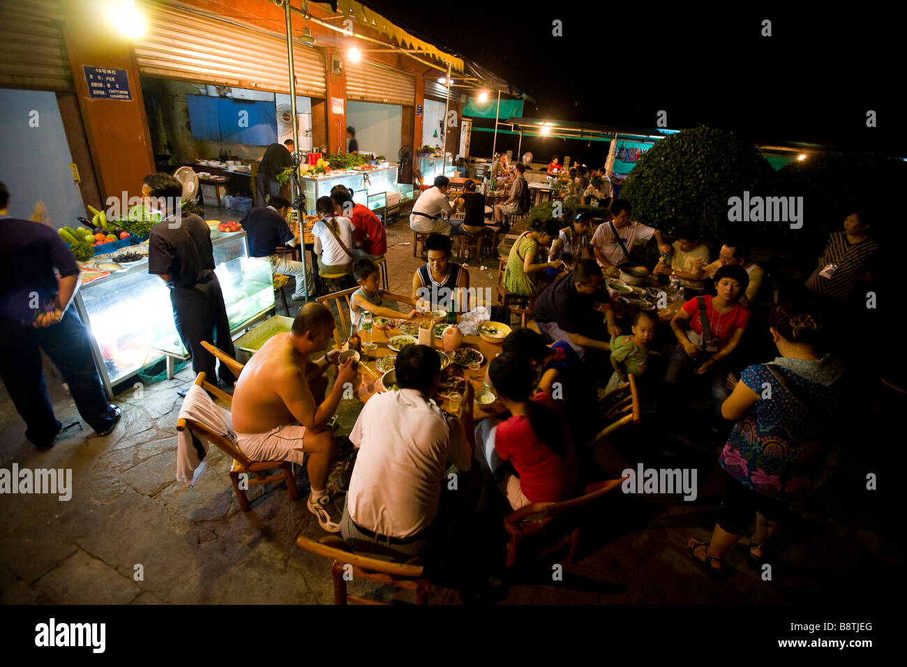 Eine chinesische Familie in ein Open-Air-Restaurant am Jangtse-Fluss. Stockfoto