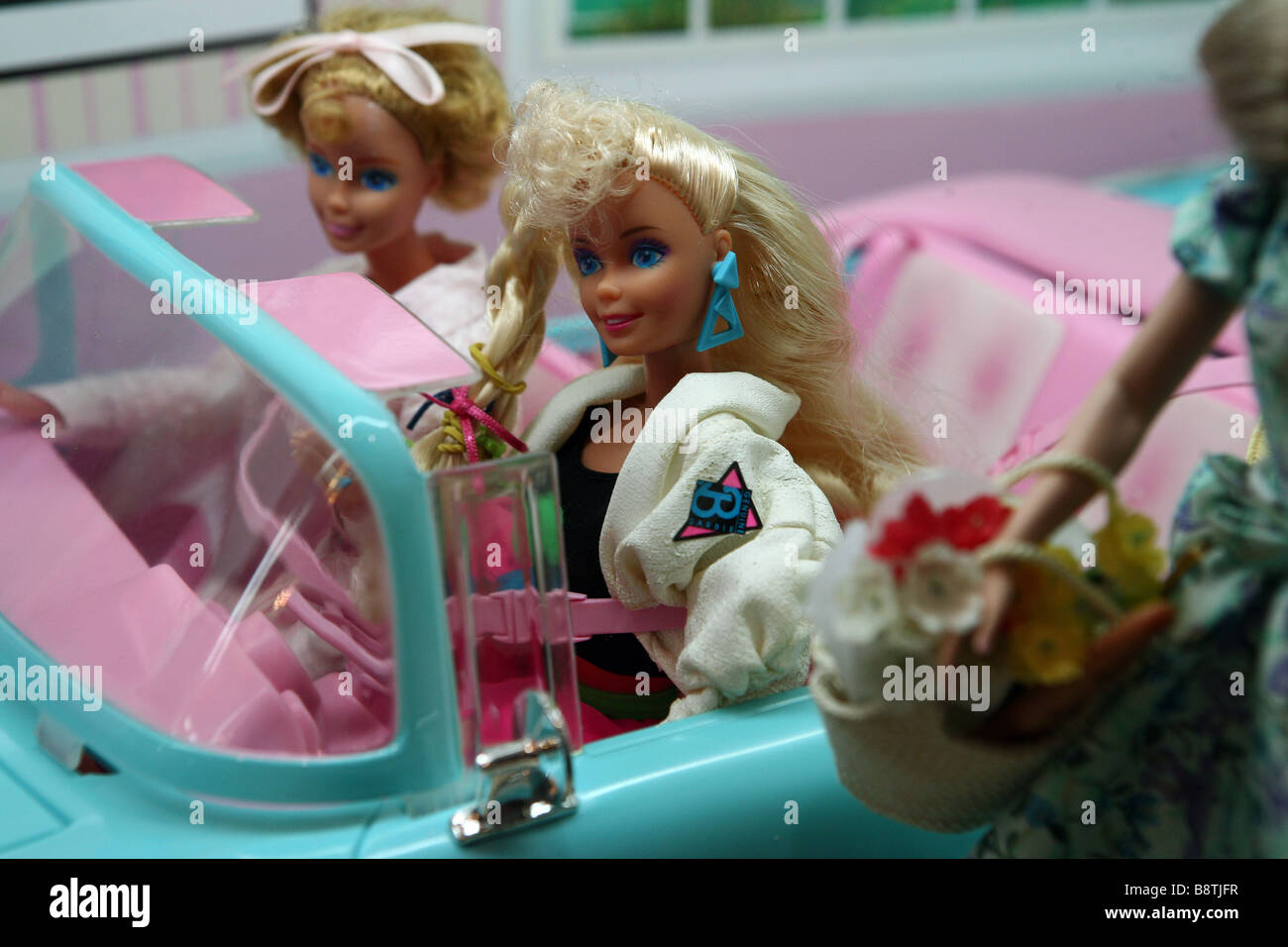 Barbie-Puppen während der 50. Jubiläumsveranstaltung in Tokio angezeigt. Stockfoto