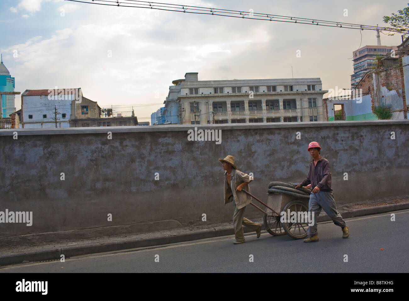 Bauarbeiter in den Straßen von Wuhan, Hubei Provinz, China. Stockfoto