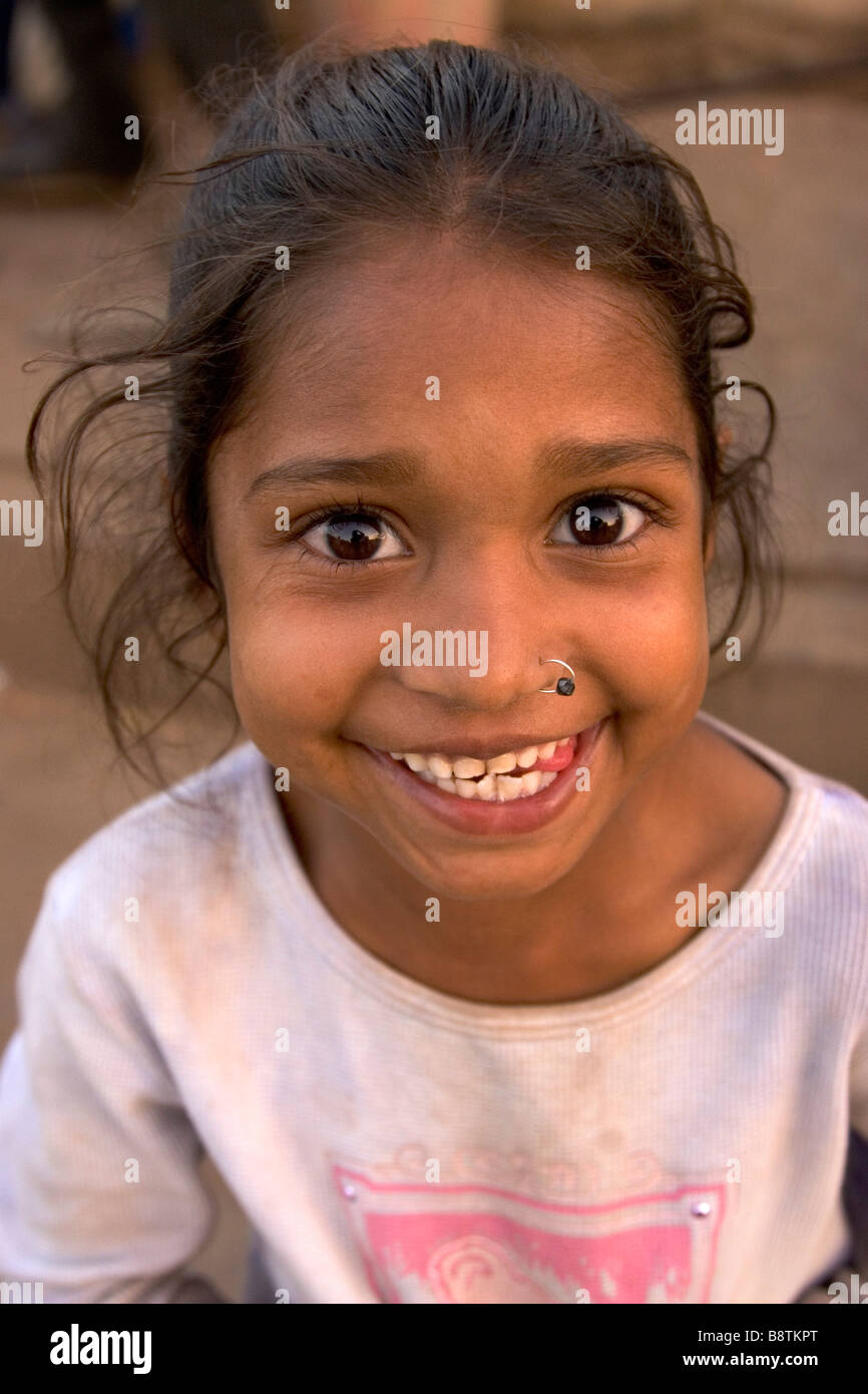 Lächelnde junge Inderin mit großen strahlenden Augen. Bhuj, Kutch Distrikt, Bundesstaat Gujarat, Indien. Stockfoto
