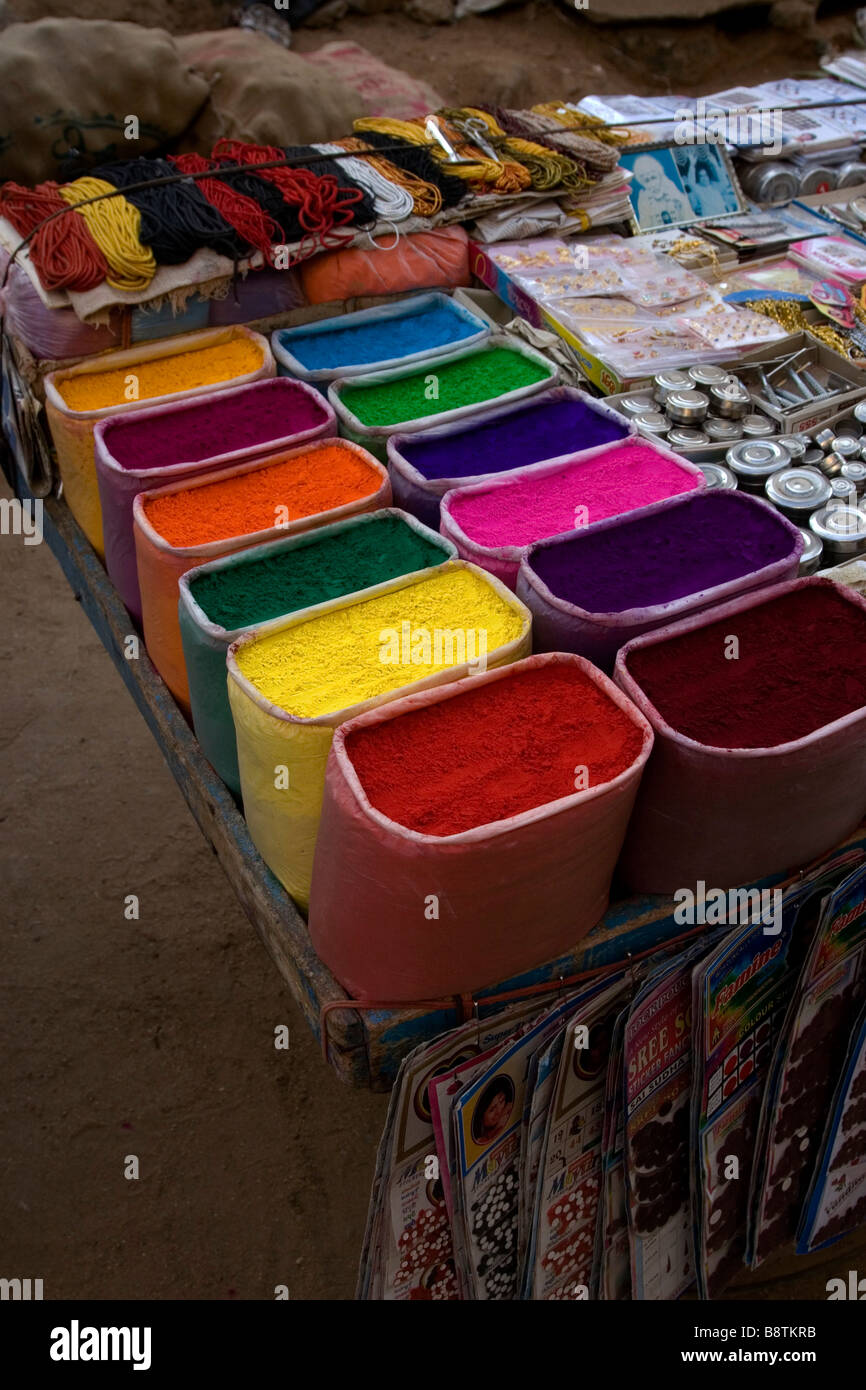 Rangoli farbigen Pulver für Verkauf, Puttaparthi, Andhra Pradesh, Indien Stockfoto