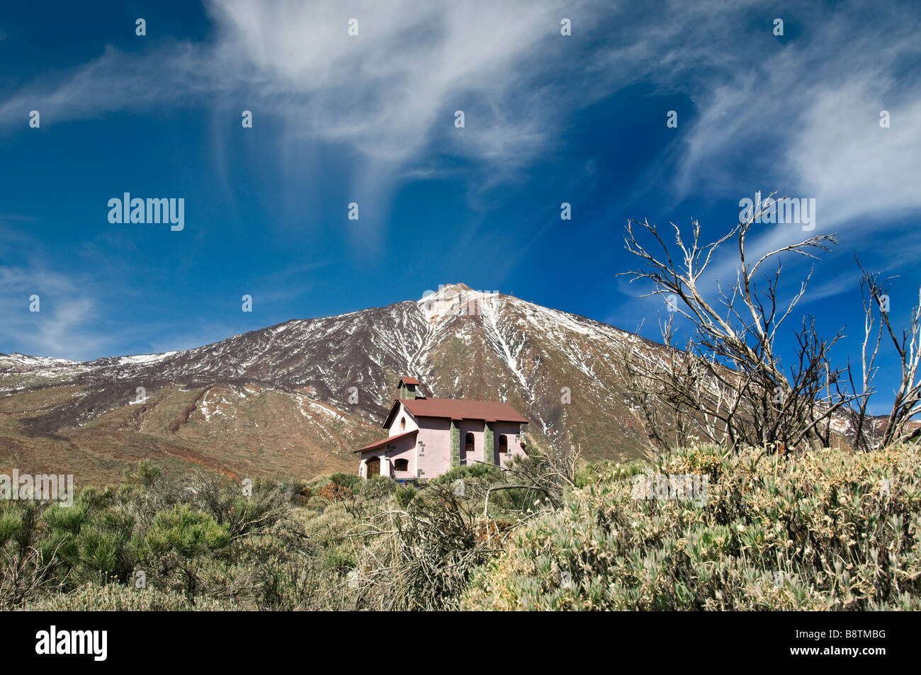 Einsiedelei Ermita de Las Nieves mit Schnee bedeckt den Teide hinter Teide Nationalpark Teneriffa Kanaren Spanien Stockfoto