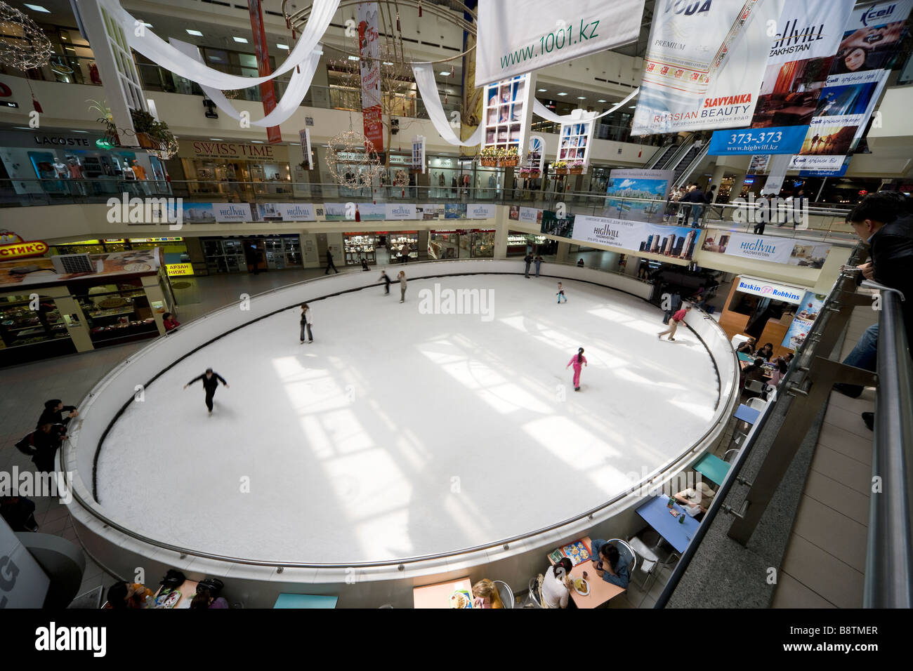 Eishalle in gehobenen Ramstore, Ramstor, Shopping-Mall in Almaty-Kasachstan Stockfoto