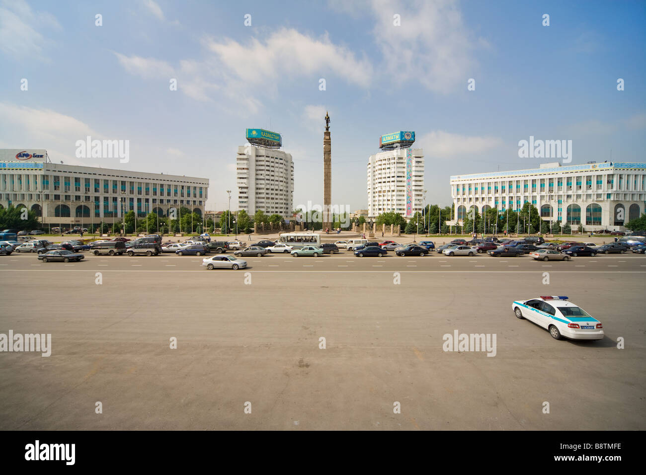 Platz der Republik mit dem Unabhängigkeits-Denkmal, Almaty, Kasachstan. Ehemals Breschnews Square, gebaut für Militärparaden. Stockfoto