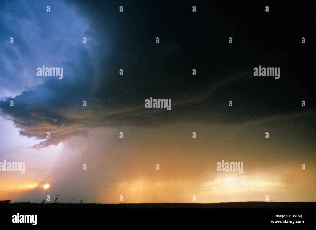 Sonnenuntergang hinter Regen Welle fallen von schweren Gewitter am Great Plains westlich von Hobbs New Mexico Stockfoto