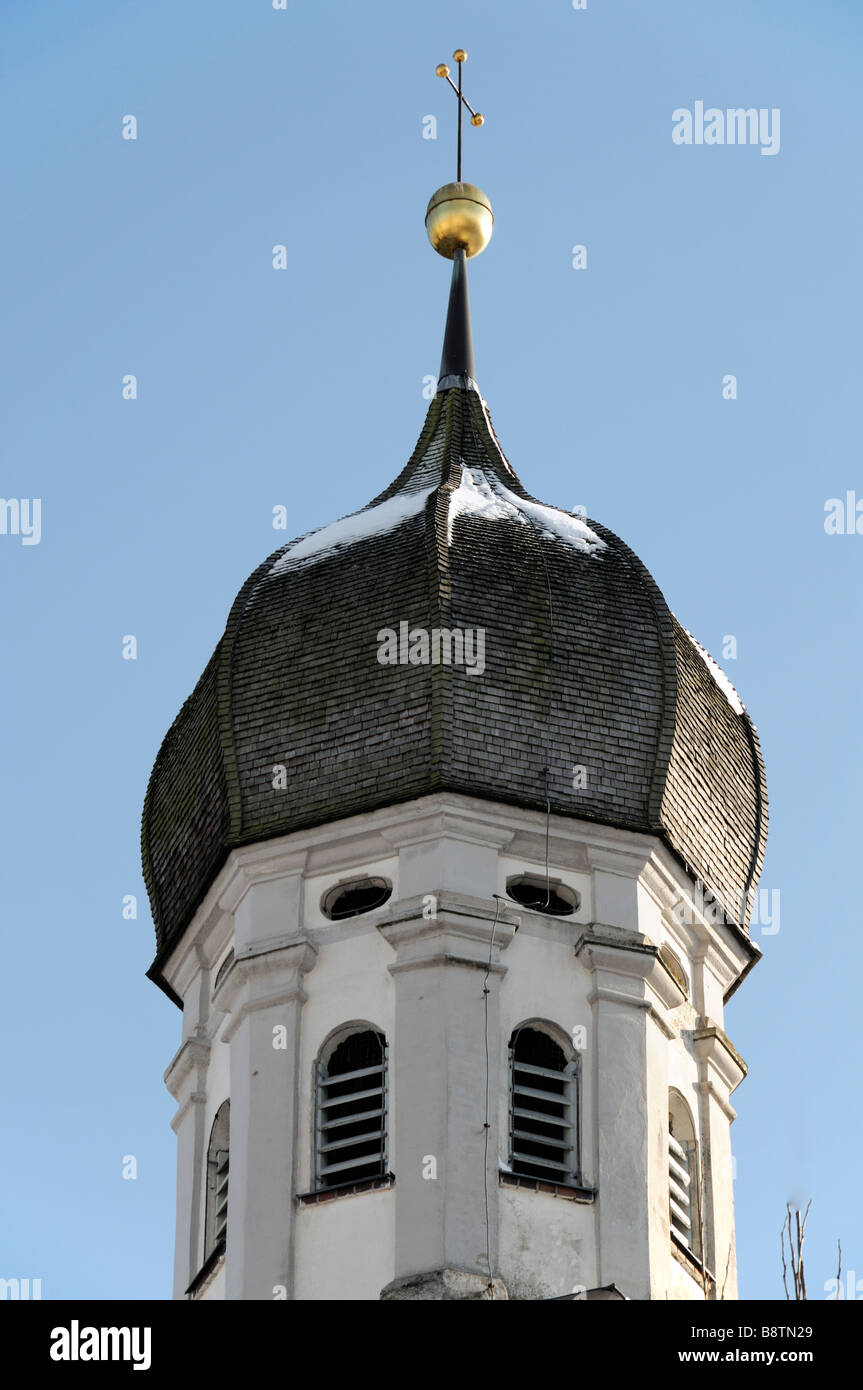 Adelsried Kirchturm Kuppel Uhr Winter blue Sky Deutschland Stockfoto