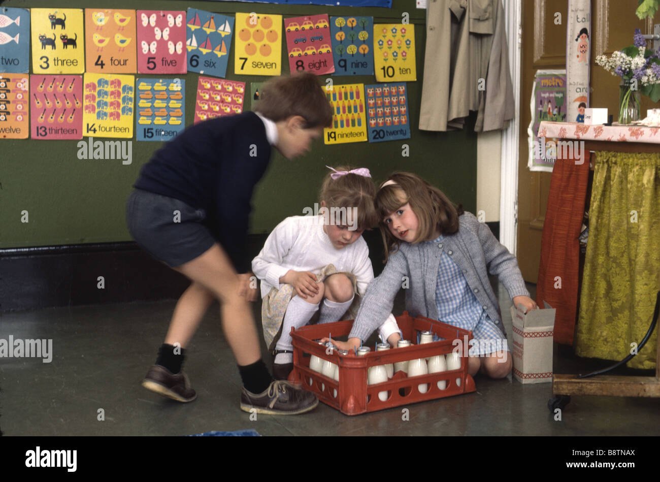 Historisches Bild der Grundschule Unterricht mit Kindern, die Milch Stockfoto