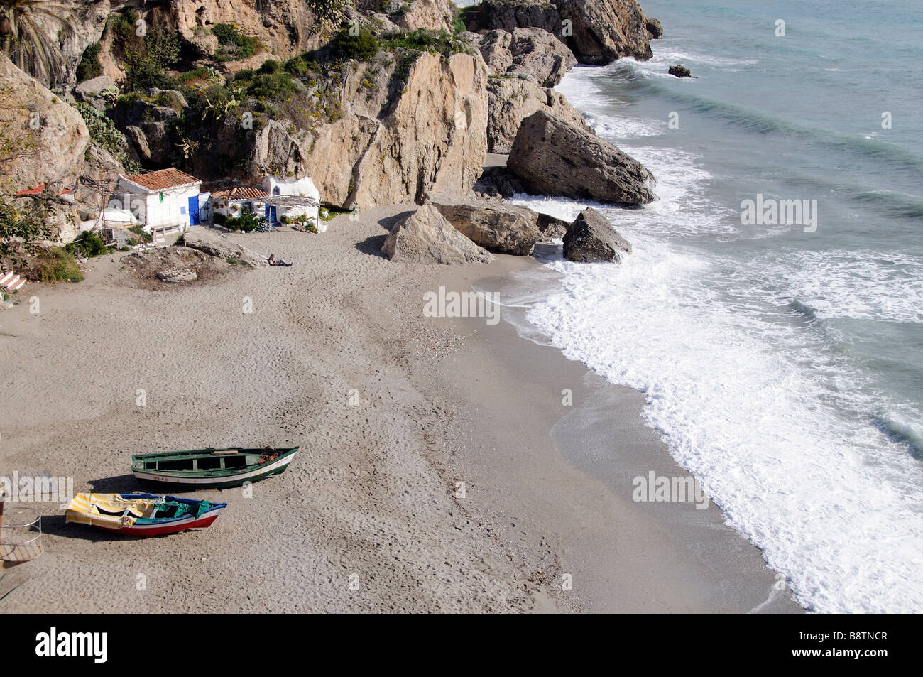 Playa del Salon in Nerja Südspanien nach Hause am Strand ein attraktives Haus mit Garten und Blick aufs Meer, das Mittelmeer Stockfoto