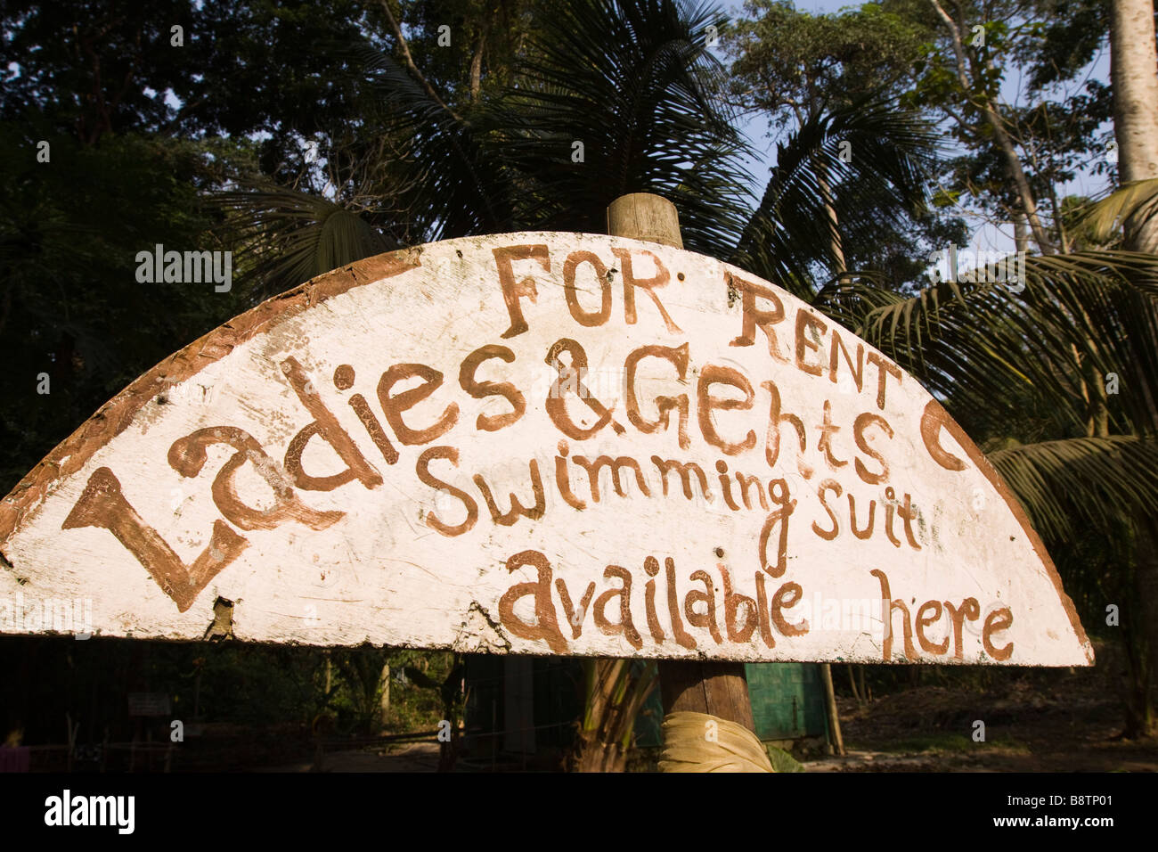 Indien-Andamanen und Nikobaren Havelock island Radha Nagar Nummer 7 Strand Damen und Herren Badeanzug für Miete Zeichen Stockfoto