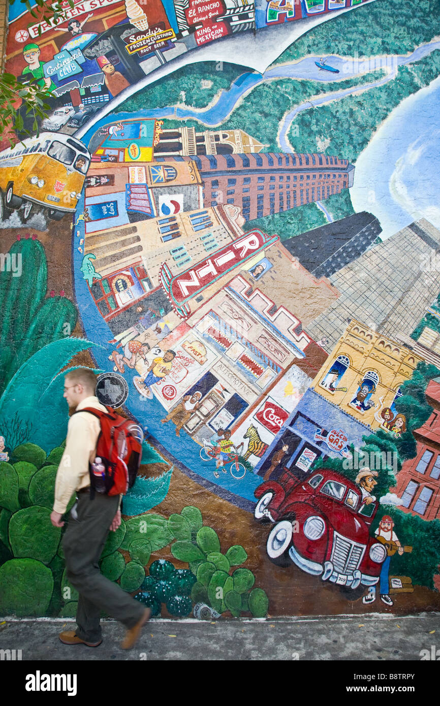 Austin, Texas - Spaziergänge ein Student Wandbild auf das ziehen, das Leben durch die Stadt Austin zeigt Stockfoto