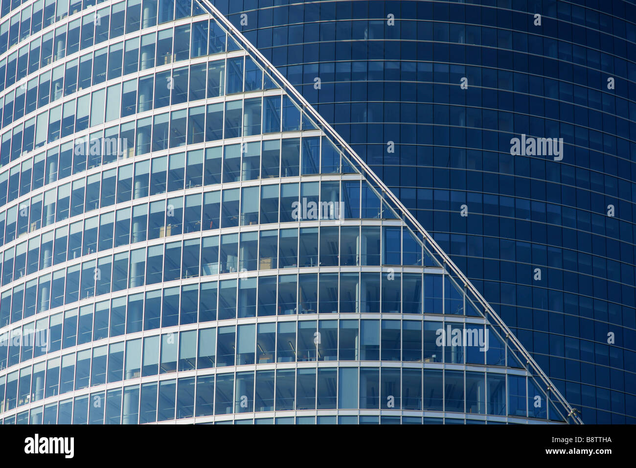 Bürofenster in gebogenem Glas moderne Wolkenkratzer. Stockfoto