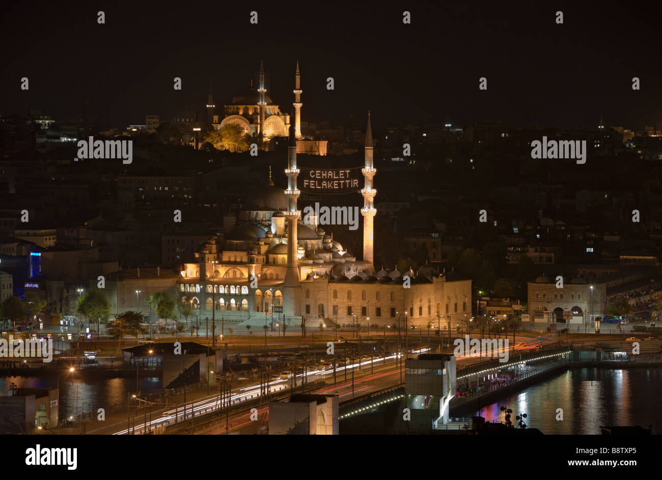 Neue Moschee Yeni Cami mit goldenem Horn und Galata-Brücke vor und Nuru Osmaniye Moschee im Hintergrund-Istanbul-Türkei Stockfoto
