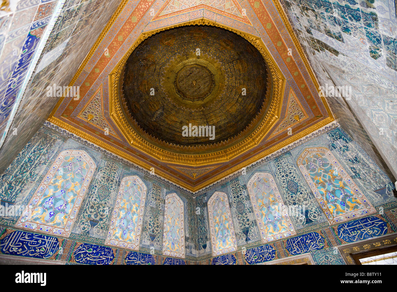 Glasfenster und Kuppeldach im Harem des Topkapi Palast Istanbul Türkei Stockfoto