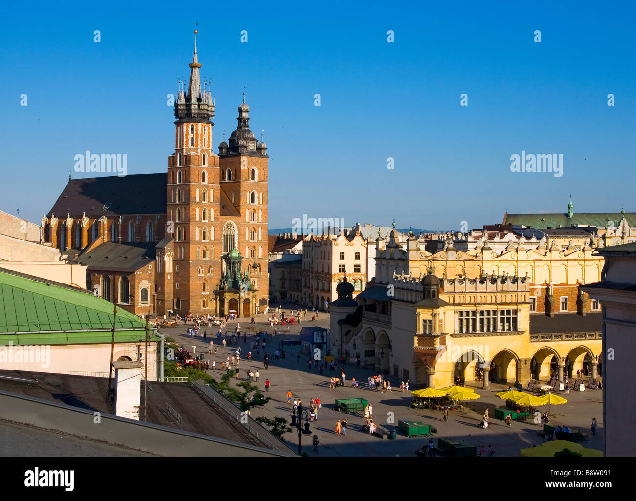 Krakau Polen Tuchhalle Sukiennice und St. Mary s Marienkirche am Main Market Square Rynek Glowny Altstadt Stockfoto