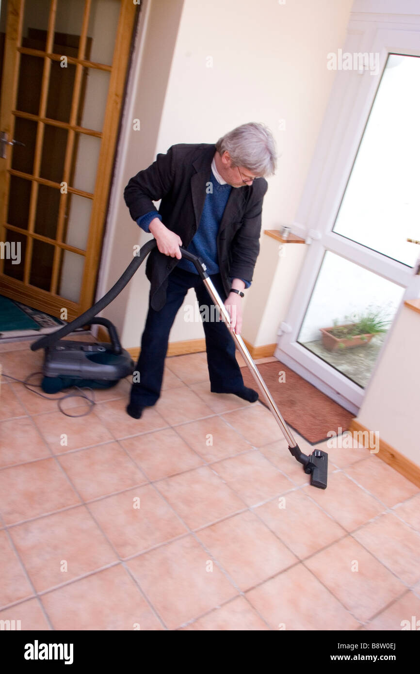 Mann, Staubsaugen. Stockfoto