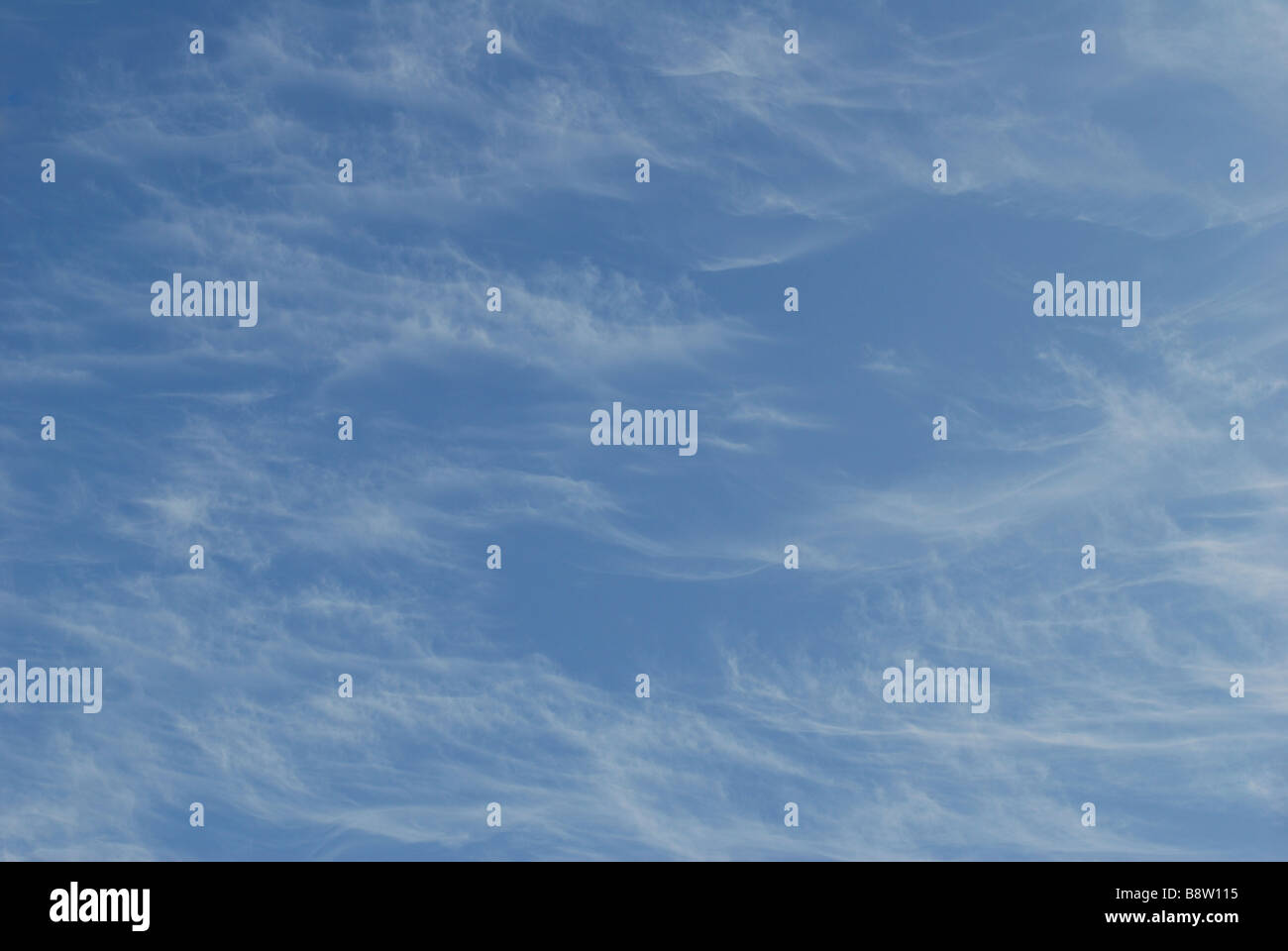 Blauer Himmel mit Licht Cirrus-Wolken Stockfoto