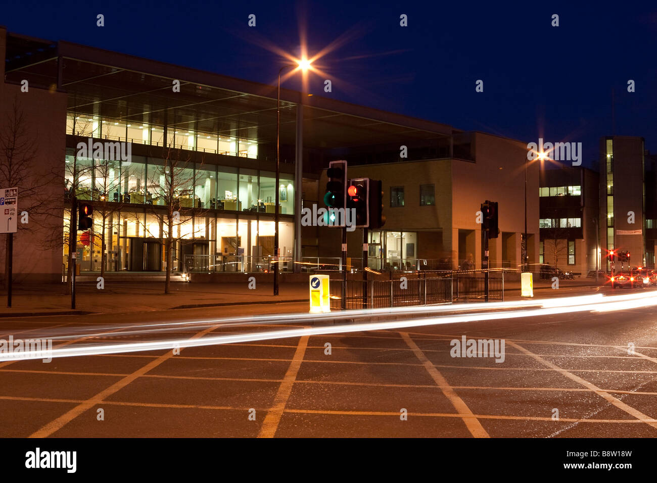 Business School Oxford University nachts mit Licht Routen vom Durchgangsverkehr Stockfoto