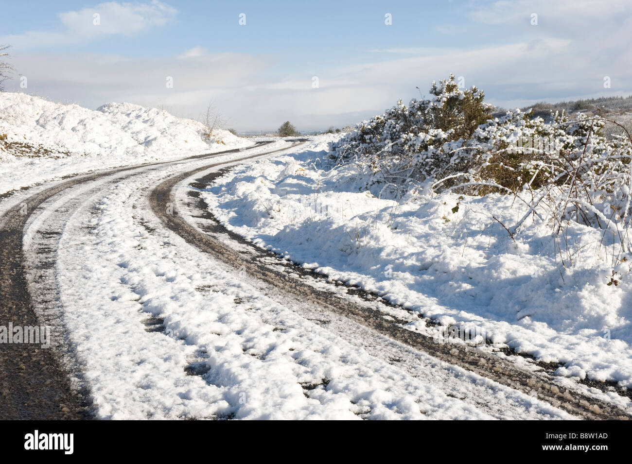 Eine schneebedeckte Straße im Westen von Irland Stockfoto