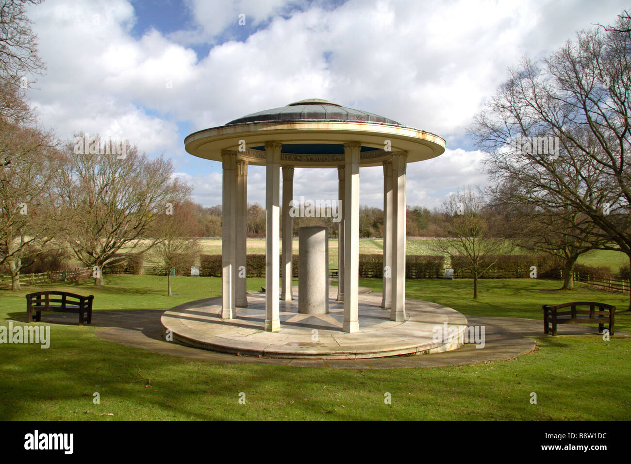 Die Magna Carta Memorial in Runnymede blickte von Coopers Hill in Richtung Themse. Mar 2009 Stockfoto