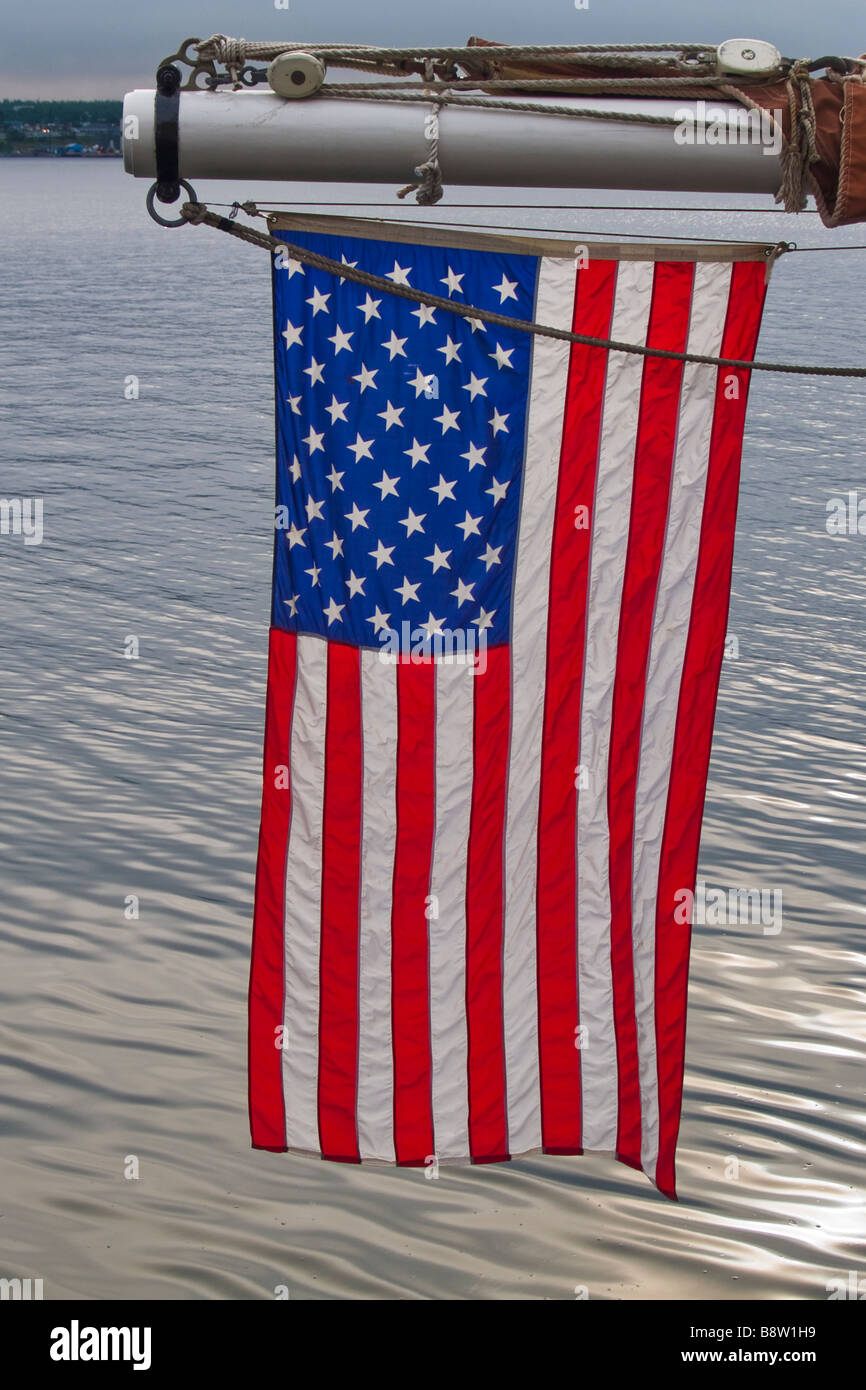 US-Flagge auf einem Schoner verankert im Hafen von Halifax, Nova Scotia, Kanada Stockfoto