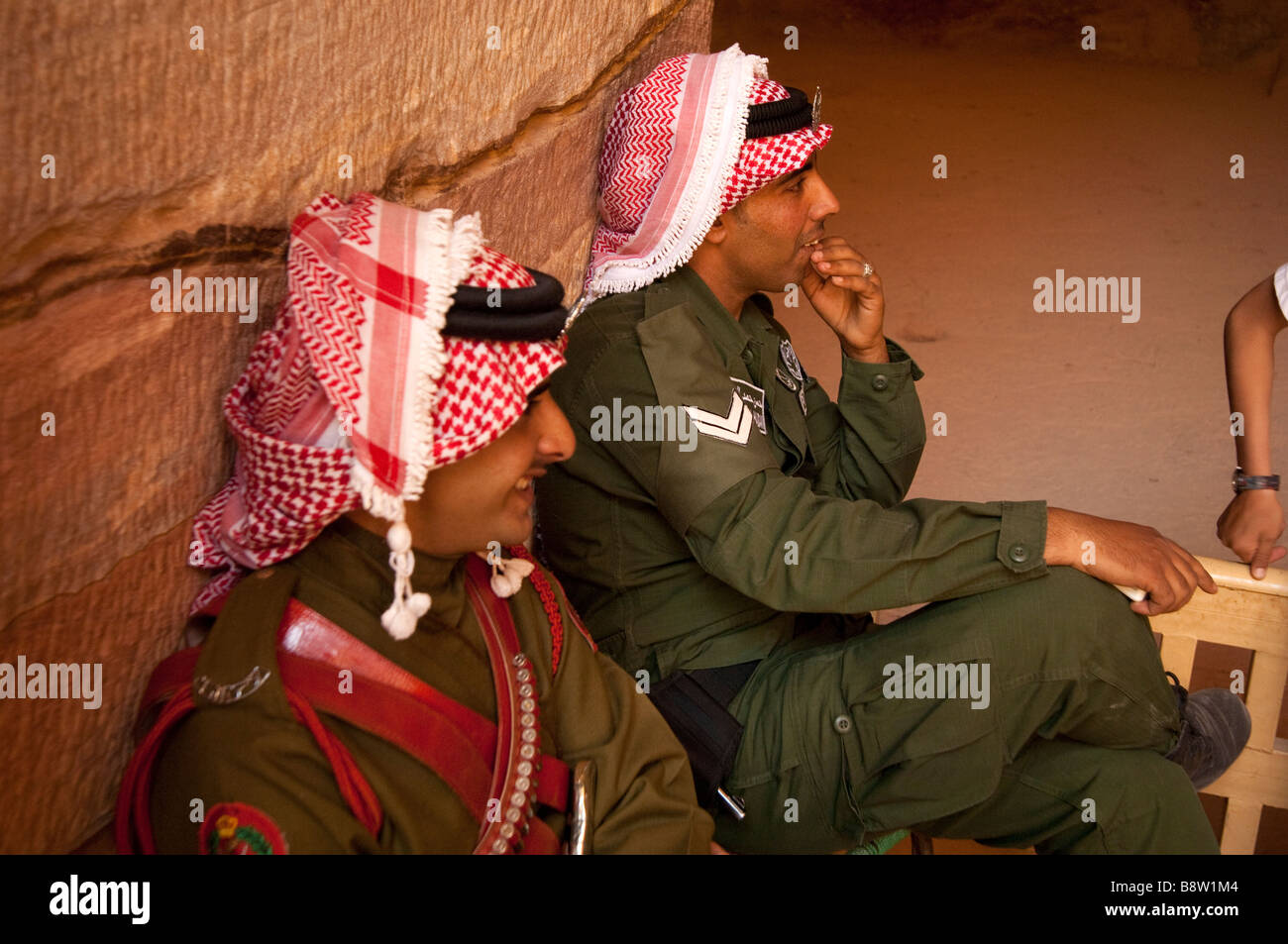 Zwei jordanischen Wüste Patrouille Polizei in die antike Stadt Petra in Jordanien. Stockfoto