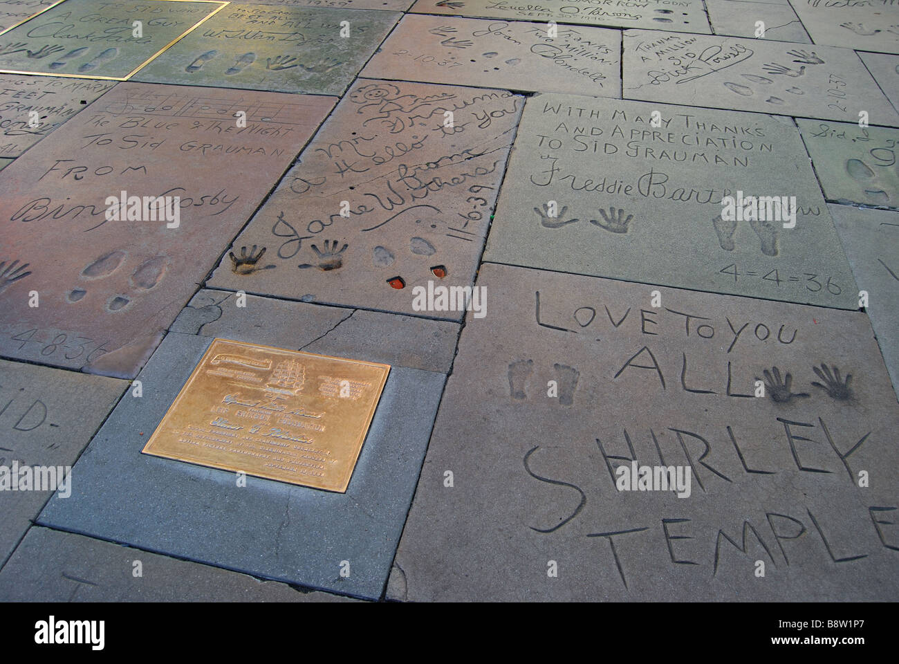 Hollywood Celebrity Handprints auf dem Vorplatz von TCL Grauman's Chinese Theatre, Hollywood Boulevard, Los Angeles, California, USA Stockfoto