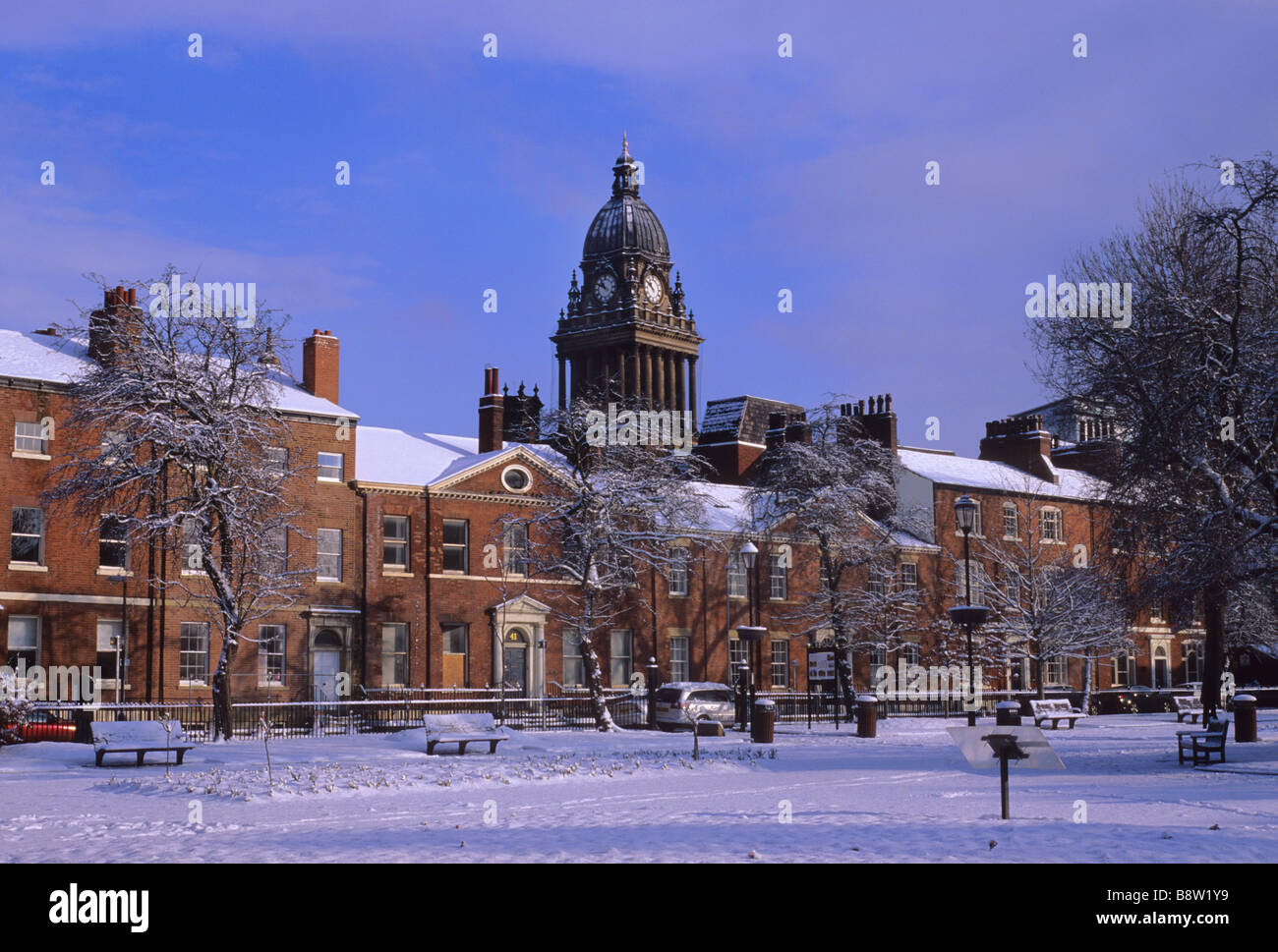 Suche von Park Square im Winterschnee bis Leeds Rathaus erbaut 1858 entworfen von Cuthbert Brodrick Leeds Yorkshire uk Stockfoto