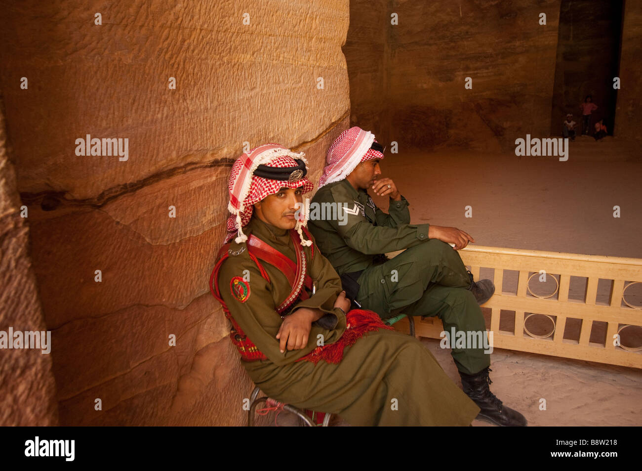 Zwei jordanischen Wüste Patrouille Polizei in die antike Stadt Petra in Jordanien. Stockfoto